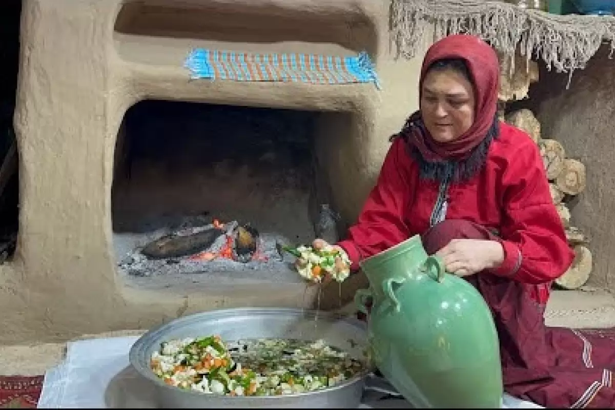 (ویدئو) غذای روستایی در ایران؛ فرآیند درست کردن ترشی هفت بیجار