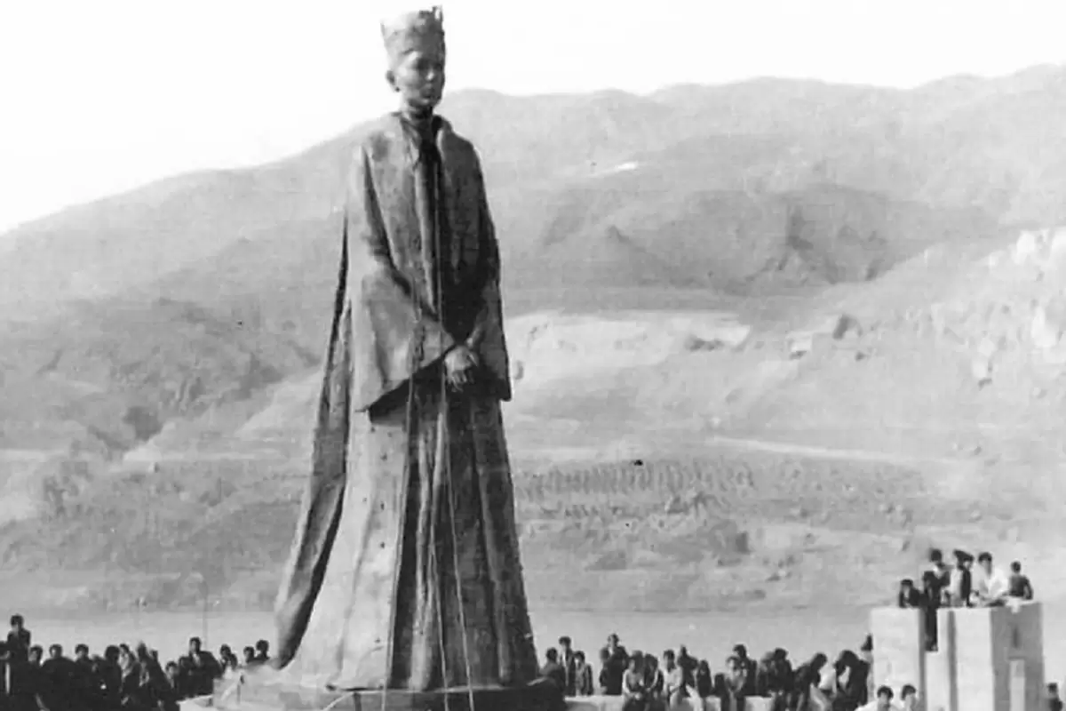 (عکس) سفر به تاریخ؛ پایین کشیدن مجسمه «فرح» در منجیل؛ اسفند 57