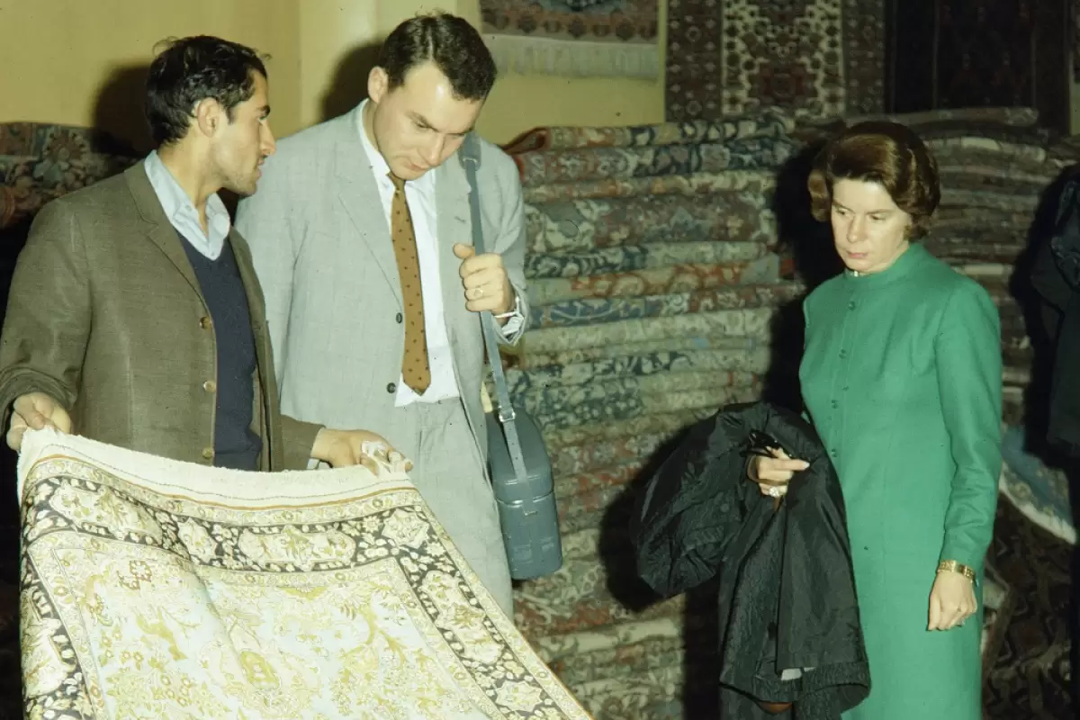 (عکس) سفر به ایران قدیم؛ زن آمریکایی و زن هندی در حال خرید در بازار تهران؛ سال 1345