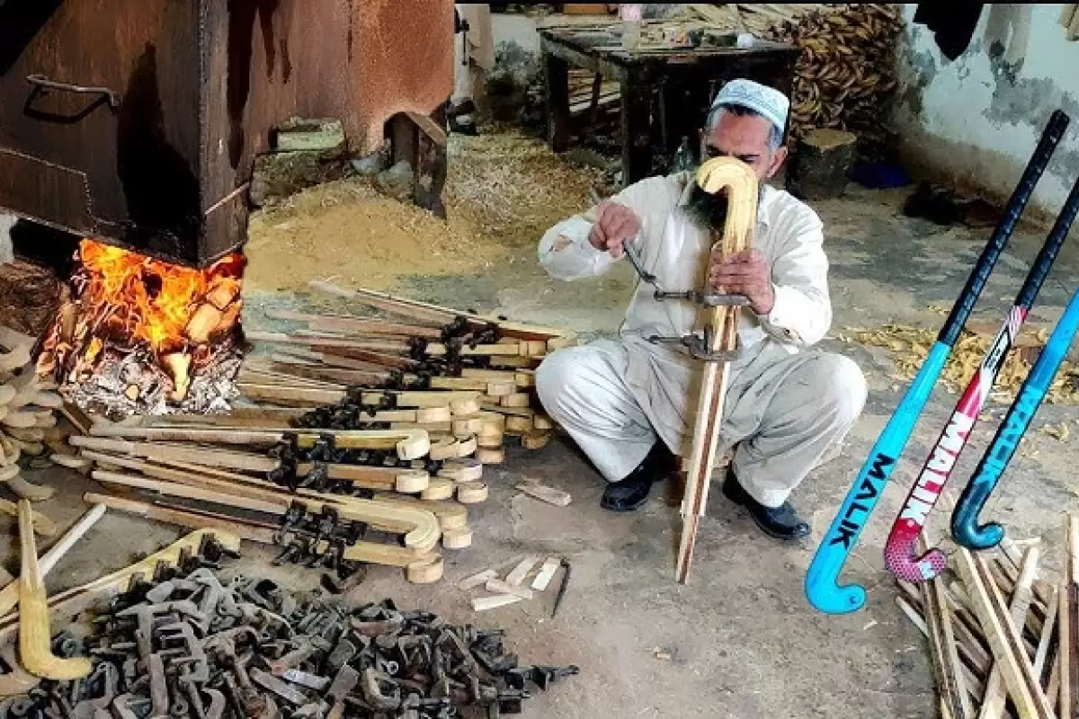 (ویدئو) نگاهی به مراحل تولید چوب هاکی در کارگاهی در پاکستان