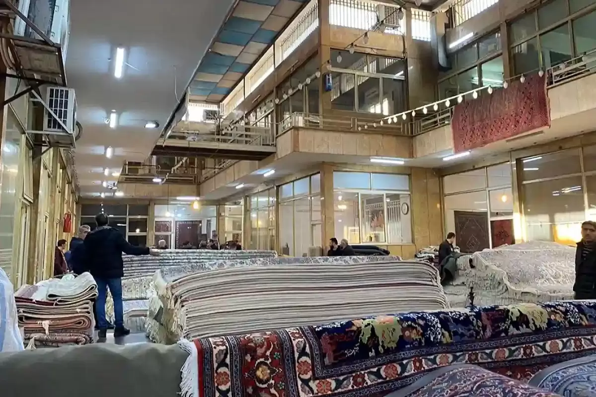 (عکس) تهران قدیم؛ «گردشگران خارجی درحال خرید فرش دستباف در شهرری»؛ سال 46