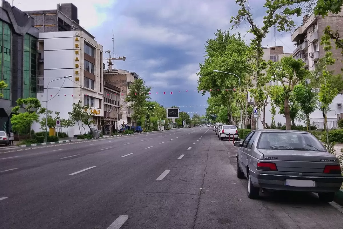 (عکس) سفر به تهران قدیم؛ «خودروهای کلاسیک در خیابان عباس آباد»؛ سال 55