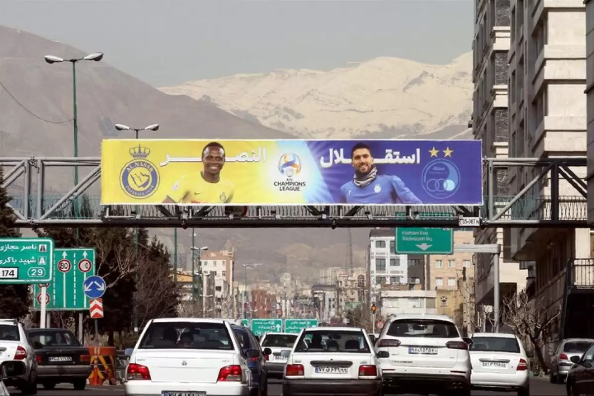 اکران تصویر دیدار استقلال و النصر در بیلبوردهای سطح شهر