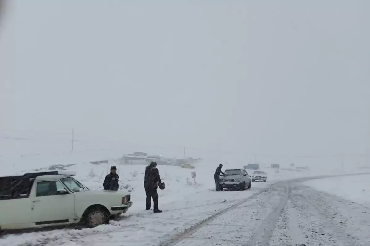 بارش برف و باران در محورهای کشور و ترافیک نیمه‌سنگین در برخی جاده‌ها