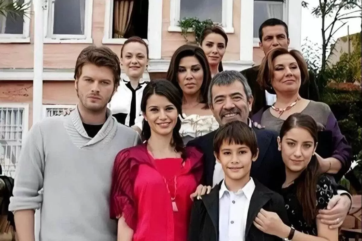 (عکس) دورهمی بازیگران سریال «عشق ممنوع» بعد از ۱۷ سال