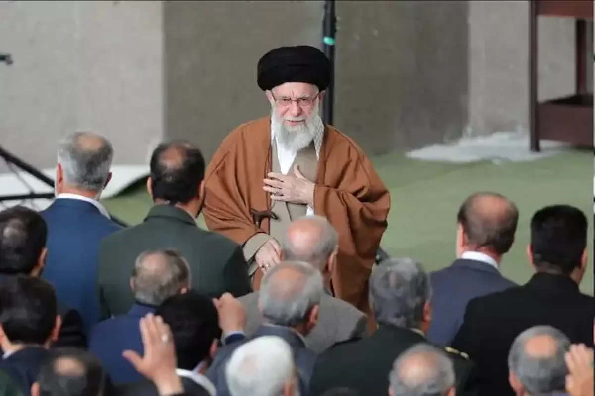 رهبر انقلاب: سرعت حوادث امروز اقتضا میکند همه کسانی که خود را در این حوادث دخیل یا متأثر میدانند جایگاه خودشان را مشخص کنند