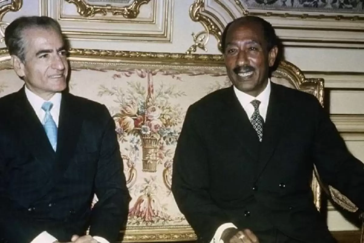 (عکس) سفر به تاریخ؛ استقبال شاه از انور السادات، رئیس‌جمهور مصر در مهرآباد؛ سال 56
