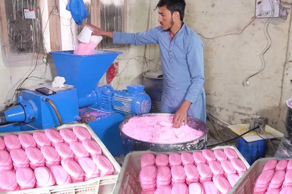 (ویدئو) مراحل تولید صابون در کارگاه های قدیمی و سنتی پاکستان