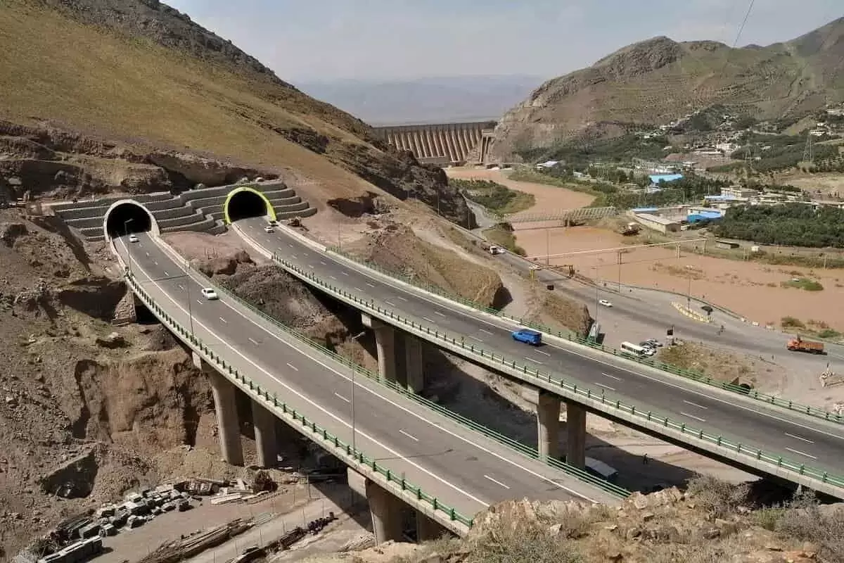 (عکس) ایران قدیم؛ کاروان شترها در مسیر خاکی رودبار به سمت رشت؛ دهه 1290