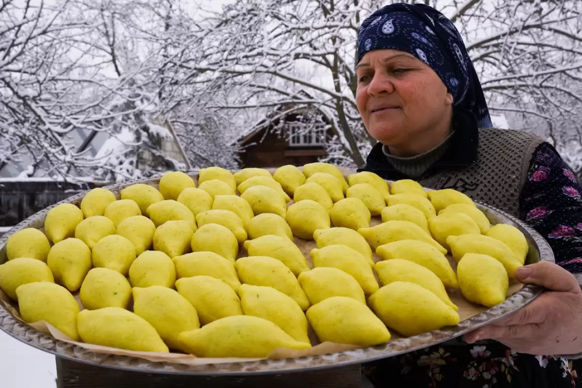 (ویدئو) غذای روستایی در آذربایجان؛ پخت کبه ترکی با سیب‌زمینی و گوشت