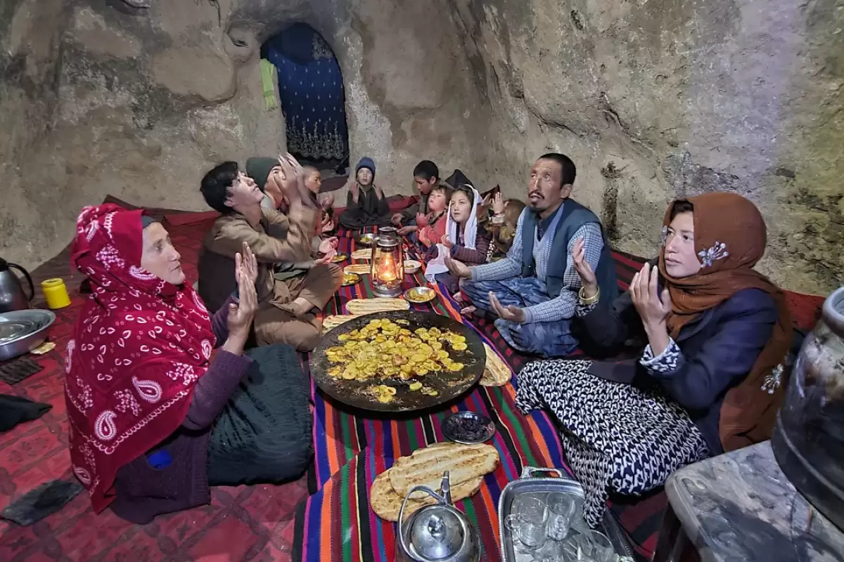 (ویدئو) غذای روستایی در افغانستان؛ پخت خوراک کدو و سیب زمینی در غار