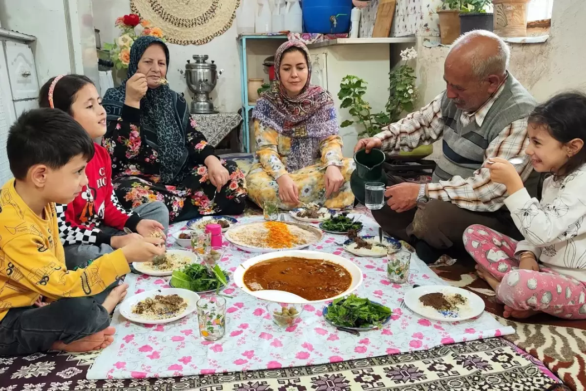 (ویدئو) غذای روستایی در ایران؛ پخت فسنجان توسط بانوی روستایی ارومیه ای