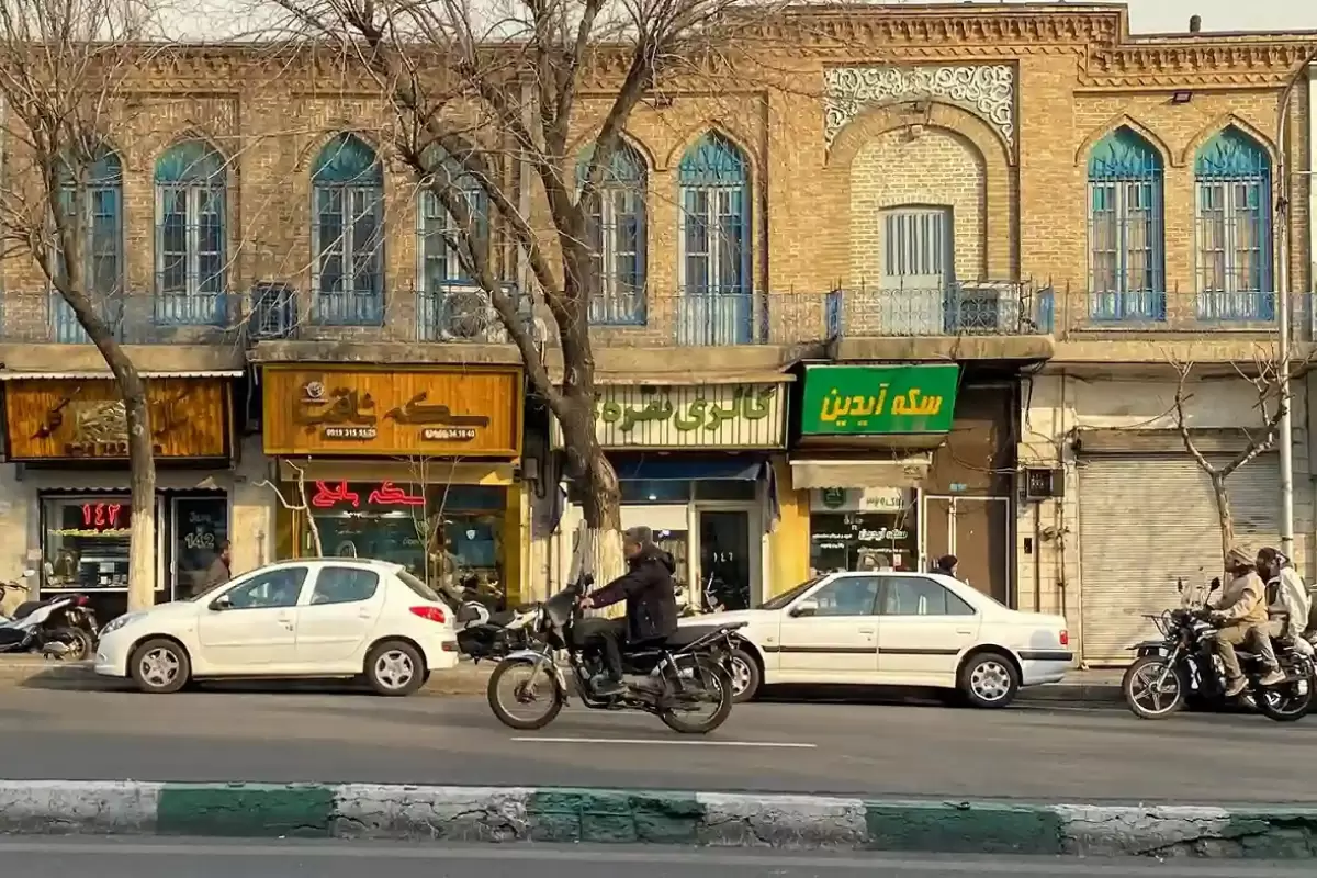 (عکس) ایران قدیم؛ «ظاهر خودروها در خیابان فردوسی تهران» دهه 40؛ «میدان شهرداری رشت» سال 50