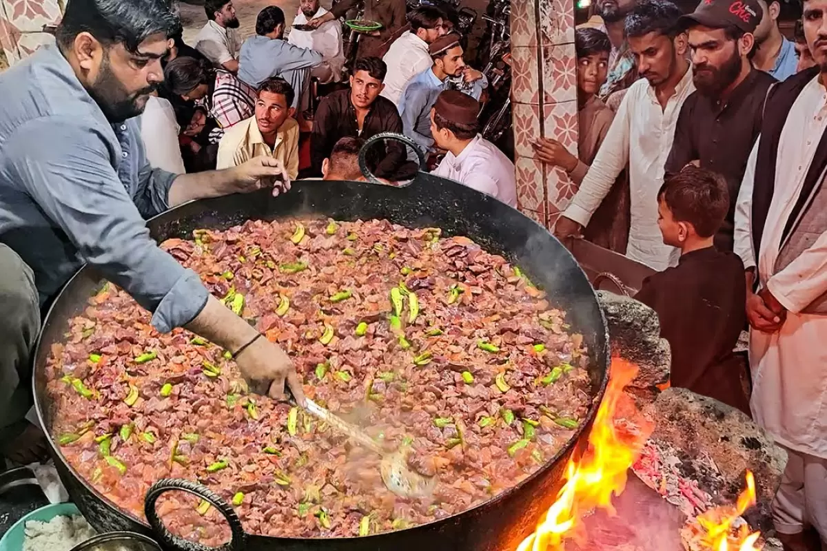 (ویدئو) غذای خیابانی در پاکستان؛ واویشکای جگر گاو و بره در کراچی