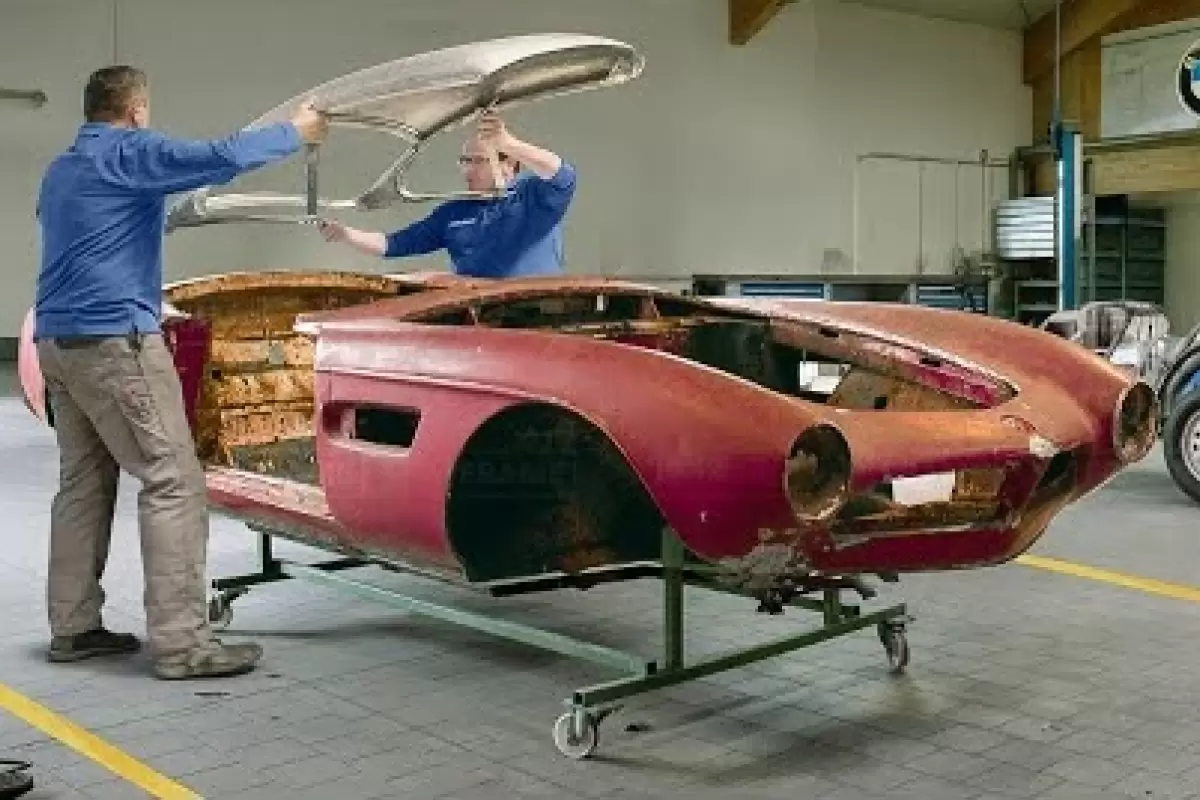 (ویدئو) عملیات دیدنی بازسازی 3 خودروی کلاسیک «BMW 507 رودستر الویس پریسلی»، «هیوندای پونی کوپه» و «مرسدس بنز 300 SL»