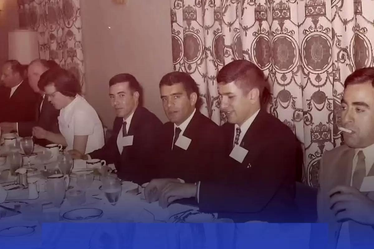 (تصاویر) سفر به ایران قدیم؛  تبلیغ جالب بستنی در دهه ۵۰، بازیگران در اتوبوس‌ سیاسی‌ها و مرغ کیلویی ۱۶۰۰ تومانی و خلبان عملیات کمان ۹۹