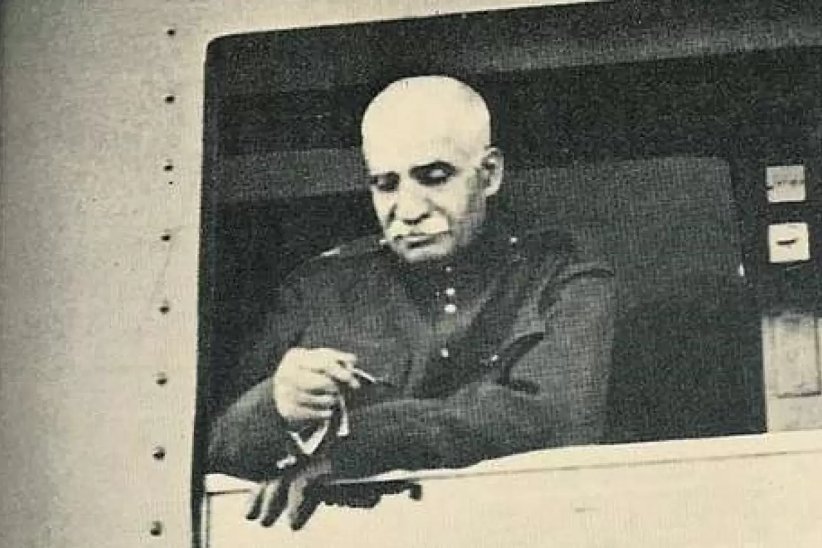 (عکس) ایران قدیم؛ استقبال «رضا خان» از «ولیعهد سوئد» در کاخ گلستان؛ سال 1313