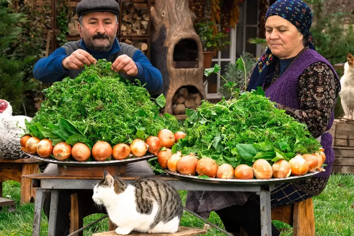 (ویدئو) غذای روستایی در آذربایجان؛ پخت کوتاب با سبزیجات محلی