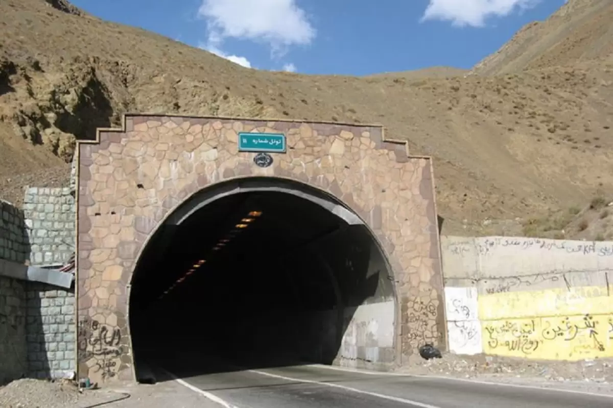 (عکس) سفر به تاریخ؛ «رضاخان» در حال افتتاح تونل کندوان جاده چالوس؛ سال 1317