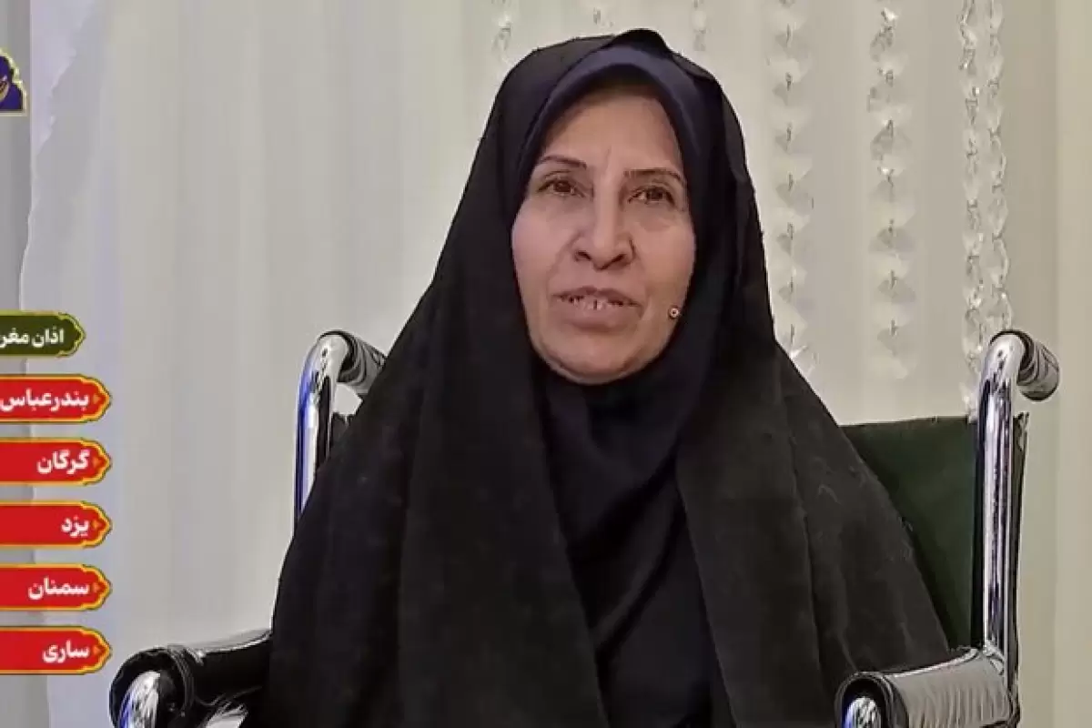 ببینید | مکالمه‌ای که اشک همه را درآورد؛ گفتگوی زن قطع نخاعی مقابل حرم امام رضا (ع)