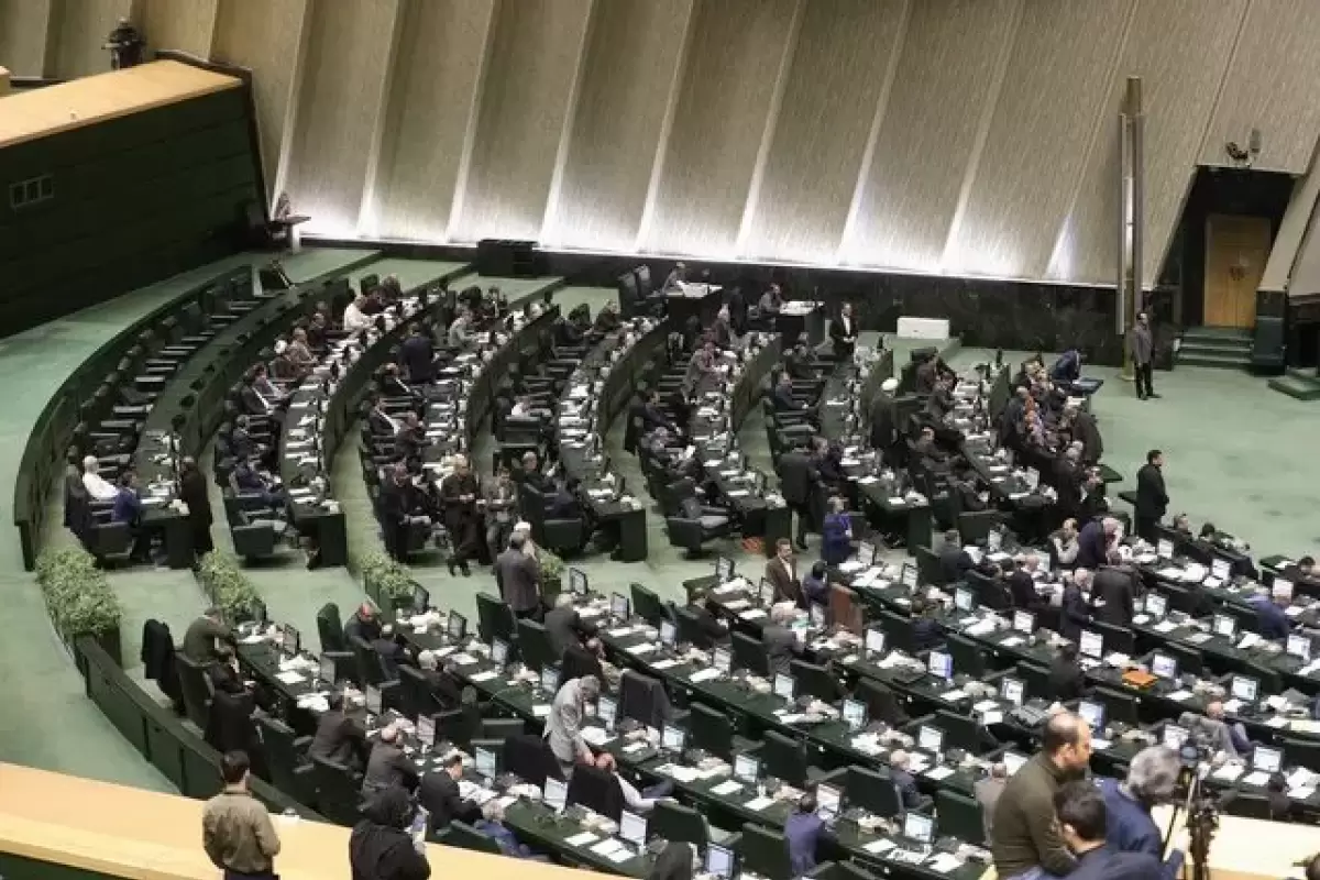 تشویق رسایی توسط تماشاگران زن در مجلس! + ویدئو