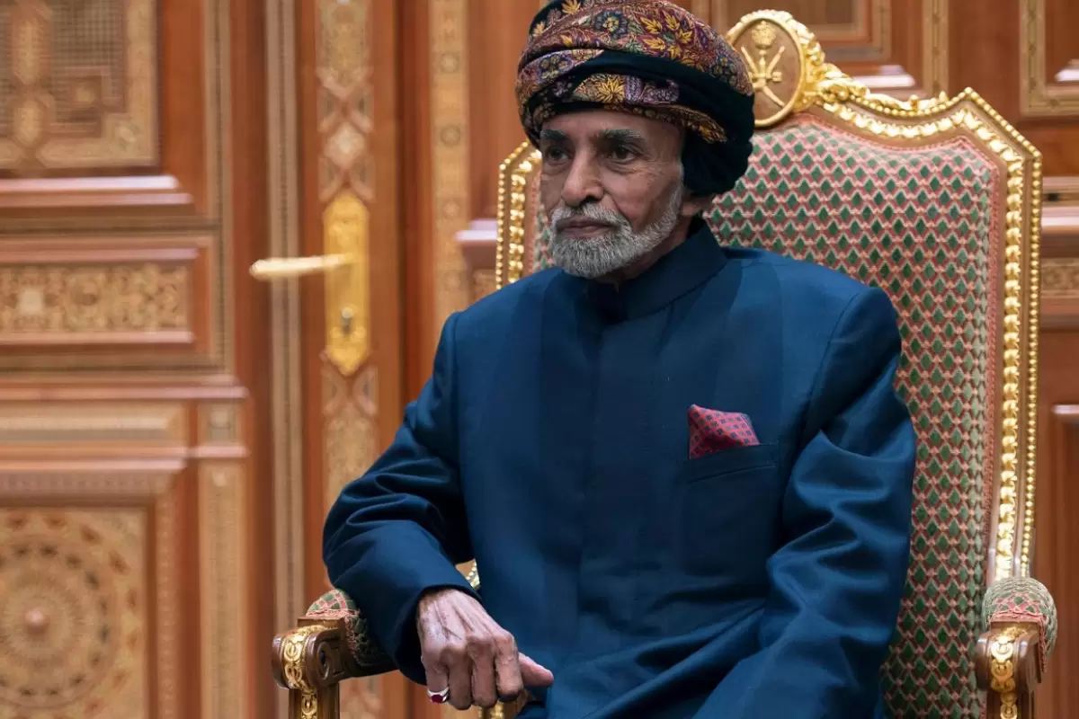 عکس؛ سفر در زمان؛ «قابوس» سلطان پیشین عمان در کنار پدرش و در 3 سالگی؛ سال 1321