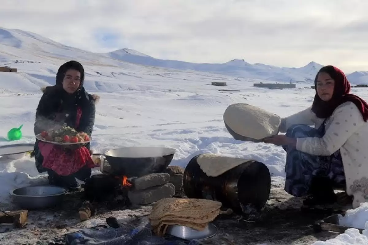 ببینید؛ غذای روستایی در افغانستان؛ پخت خورشت با مرغ و نان تازه در کوهستان