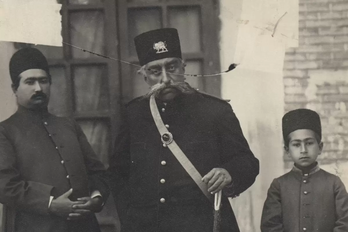 عکس؛ سفر در زمان؛ «مظفرالدین شاه» در حال پیاده روی در شهر اوستنده بلژیک؛ سال 1281