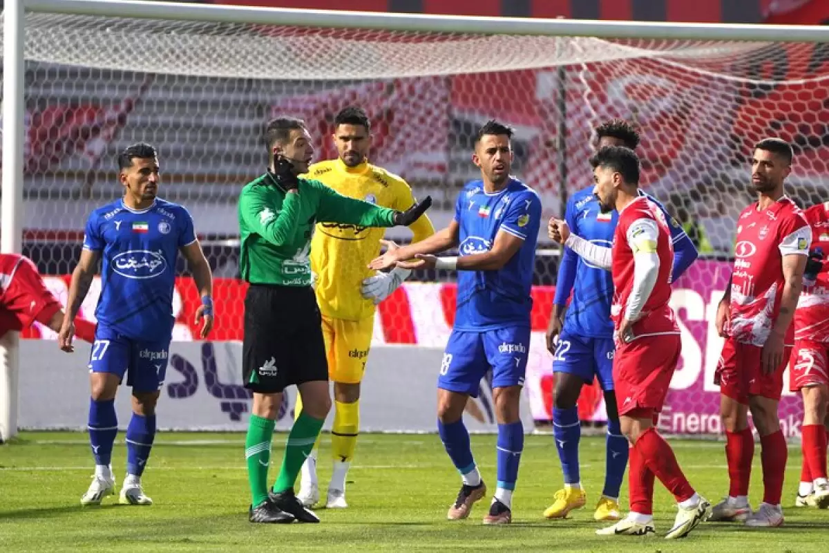 دوربین مخفی روی لباس داور بازی پرسپولیس و سپاهان اصفهان