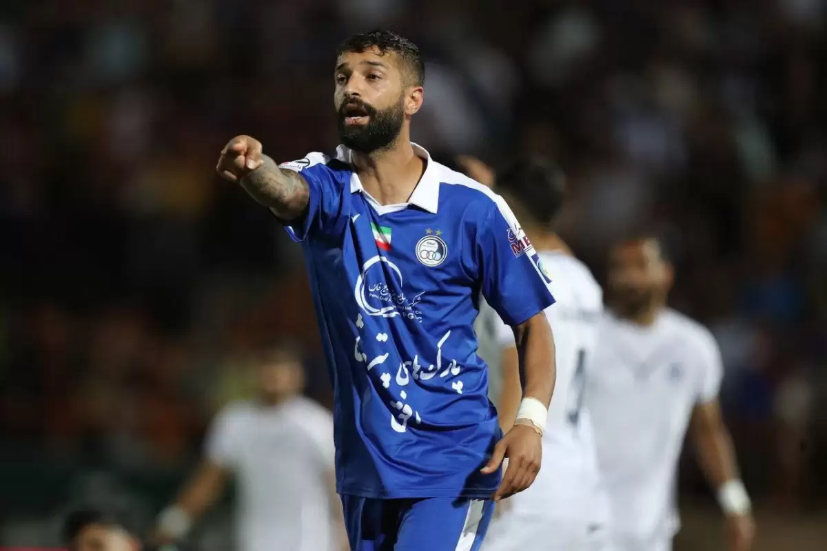 مجوز موقت مدافع استقلال ٢ روز پیش تمام شد!