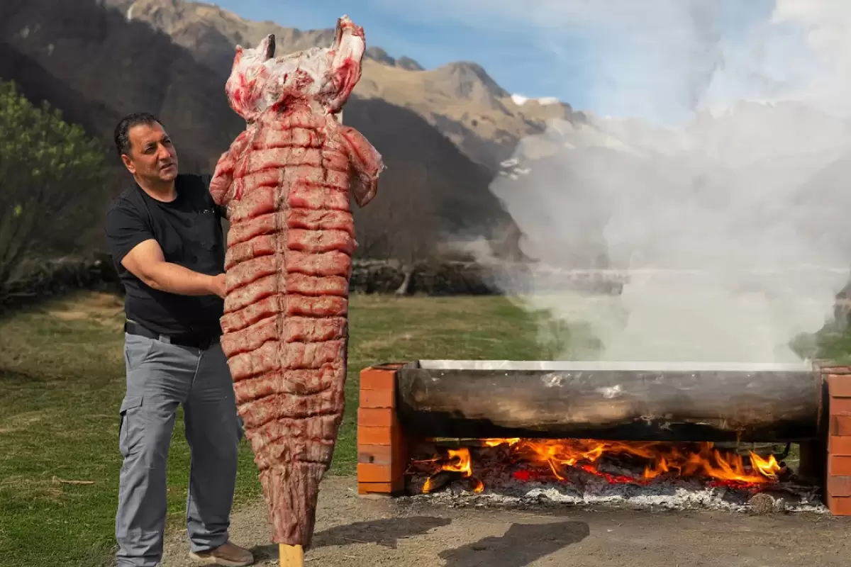 ببینید؛ غذای روستایی در آذربایجان؛ کباب کردن گربه ماهی غول پیکر در طبیعت
