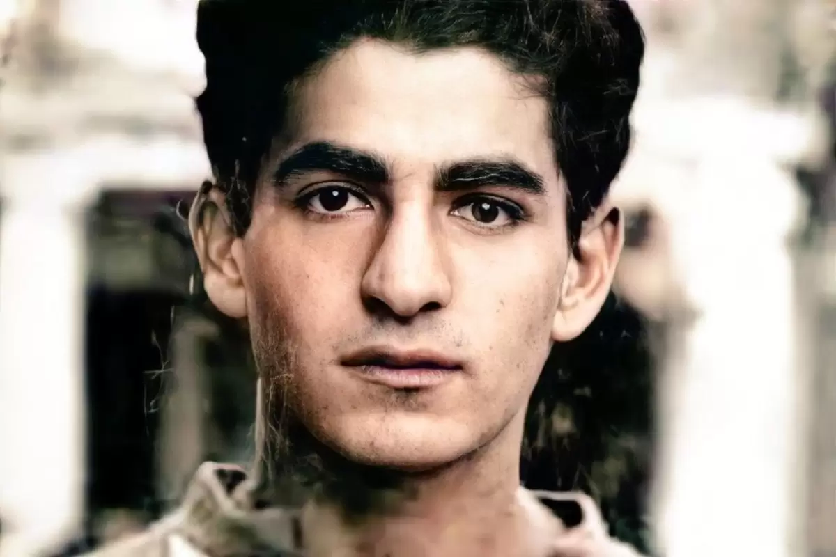 (عکس) سفر در زمان؛ «محمدرضا پهلوی در 7 سالگی و در کنار 5 نظامی جوان»؛ سال 1305
