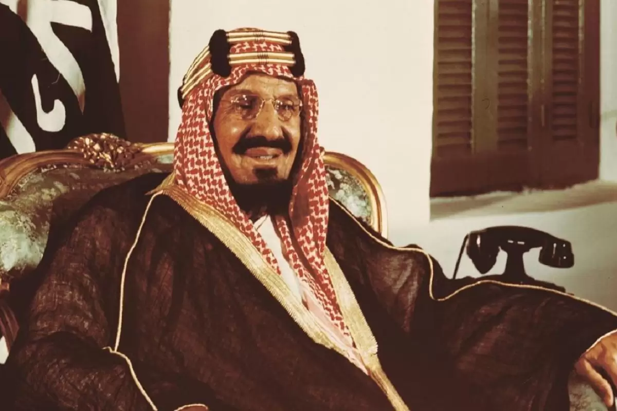 عکس؛ سفر در تاریخ؛ «اولین پادشاه عربستان در کنار فرزندان اش»؛ سال 1313