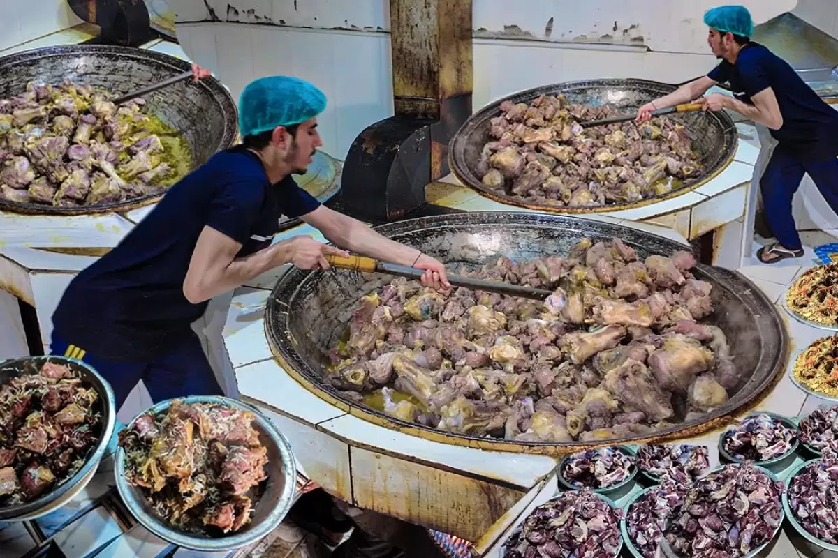 ببینید؛ غذای خیابانی در افغانستان؛ پخت 350 کیلو قابلی پلو؛ غذای محبوب افغان ها