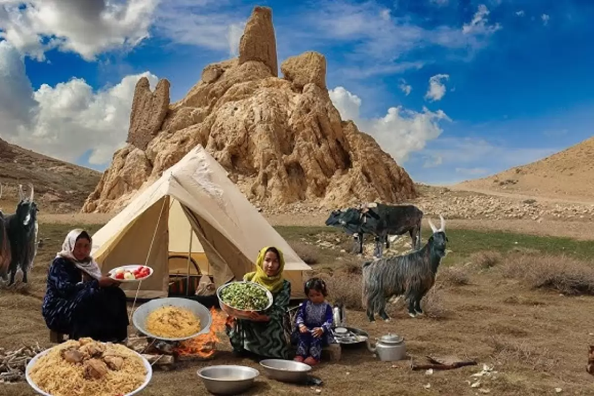 ببینید؛ غذای روستایی در افغانستان؛ پخت پلومرغ و کوکو با سبزیجات کوهی