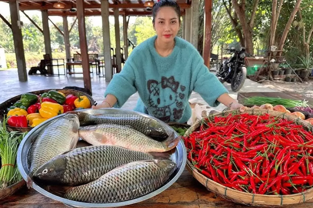 ببینید؛ غذای روستایی در چین؛ پخت یک غذای سنتی با ماهی و فلفل