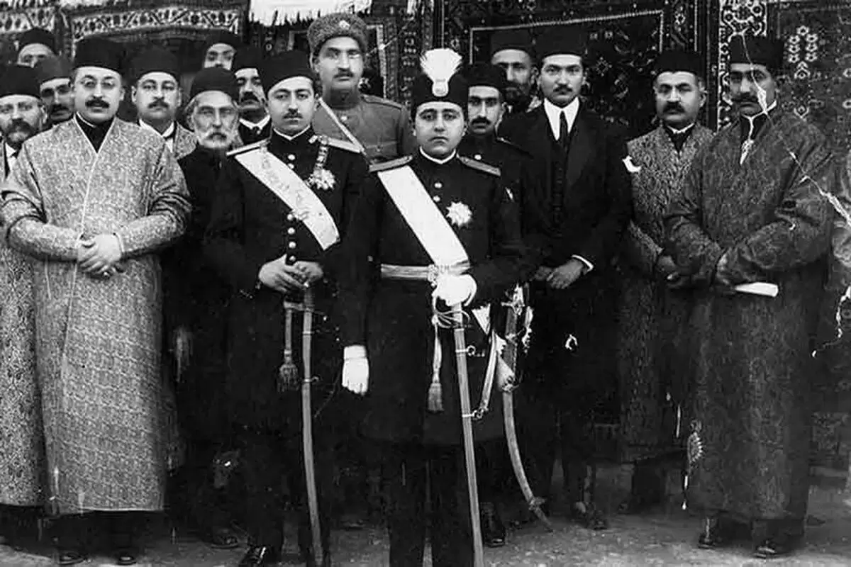 (عکس) سفر به تاریخ؛ بازدید «احمدشاه و ولیعهدش از یک هواپیمای ملخ‌دار»؛ سال 1293
