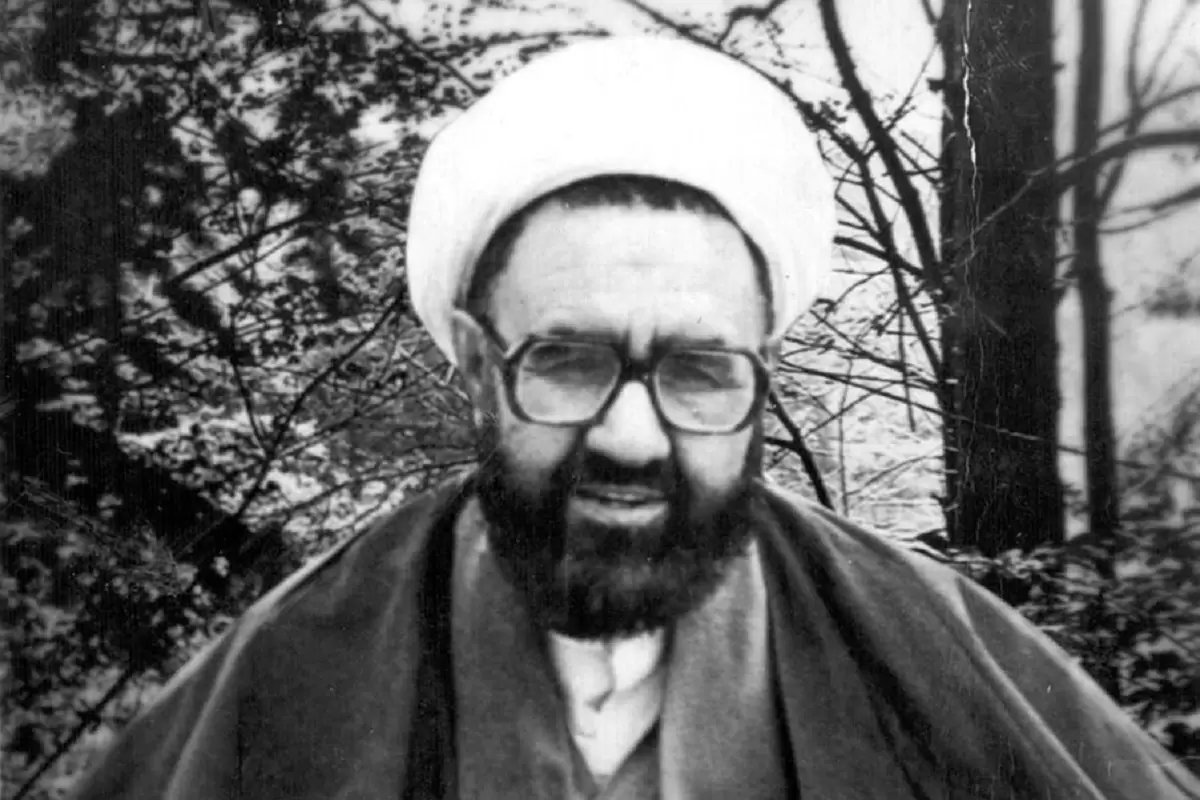 عکس؛ سفر در زمان؛ «مرتضی مطهری و همراهان اش در کنار مقبره حافظ»؛ دهه 40
