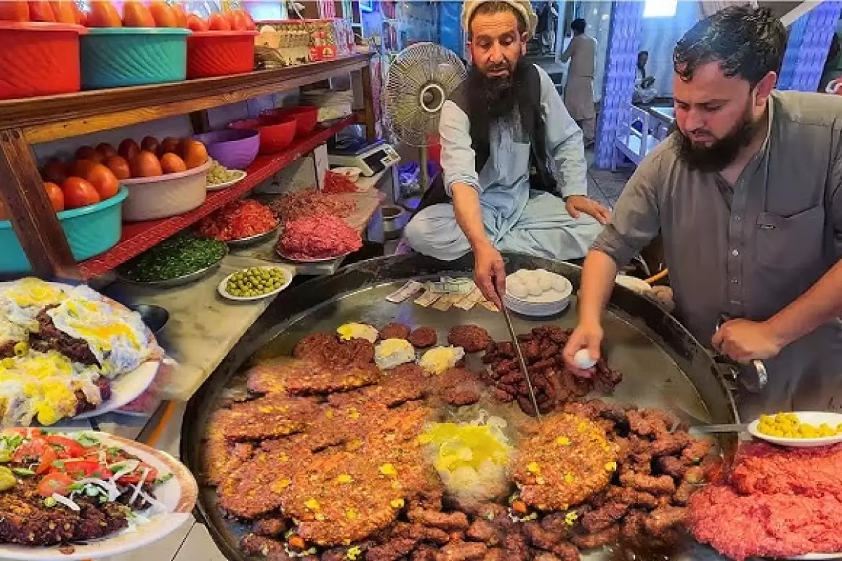 ببینید؛ غذای خیابانی  در افغانستان؛ پخت چپلی کباب و ماهی کبابی در جلال آباد