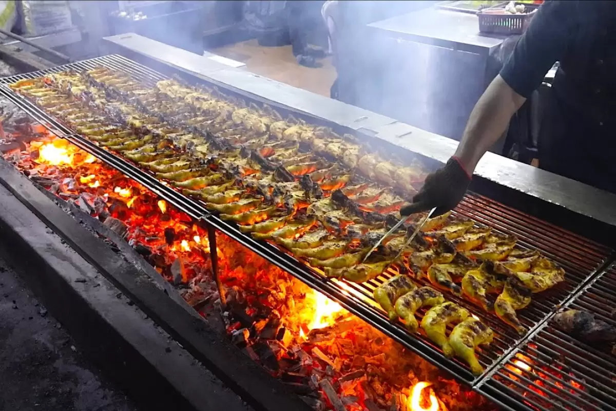 ببینید؛ غذای خیابانی در مالزی؛ پخت مرغ کبابی و یک غذای محلی با نارگیل و برنج در بامبو