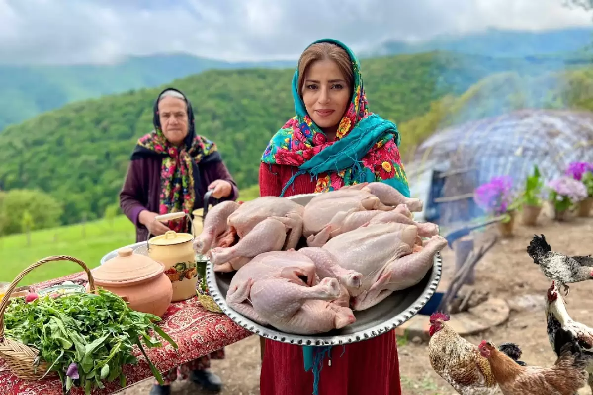 ببینید؛ غذای روستایی در گیلان؛ پخت یک غذای محلی با بادمجان و مرغ در کوه های سرسبز