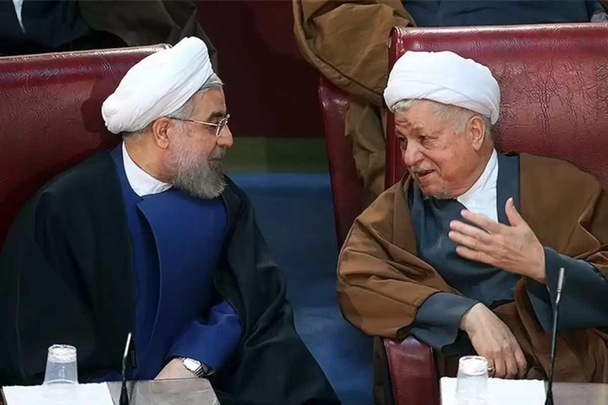عکس؛ سفر به تاریخ؛ ناهار «هاشمی رفسنجانی و حسن روحانی» با رزمنده‌ها لب کارون؛ سال 1364