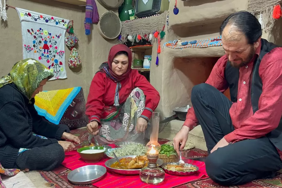 ببینید؛ غذای روستایی در ایران؛ جمع آوری سبزی محلی و پخت سبزی پلو با مرغ