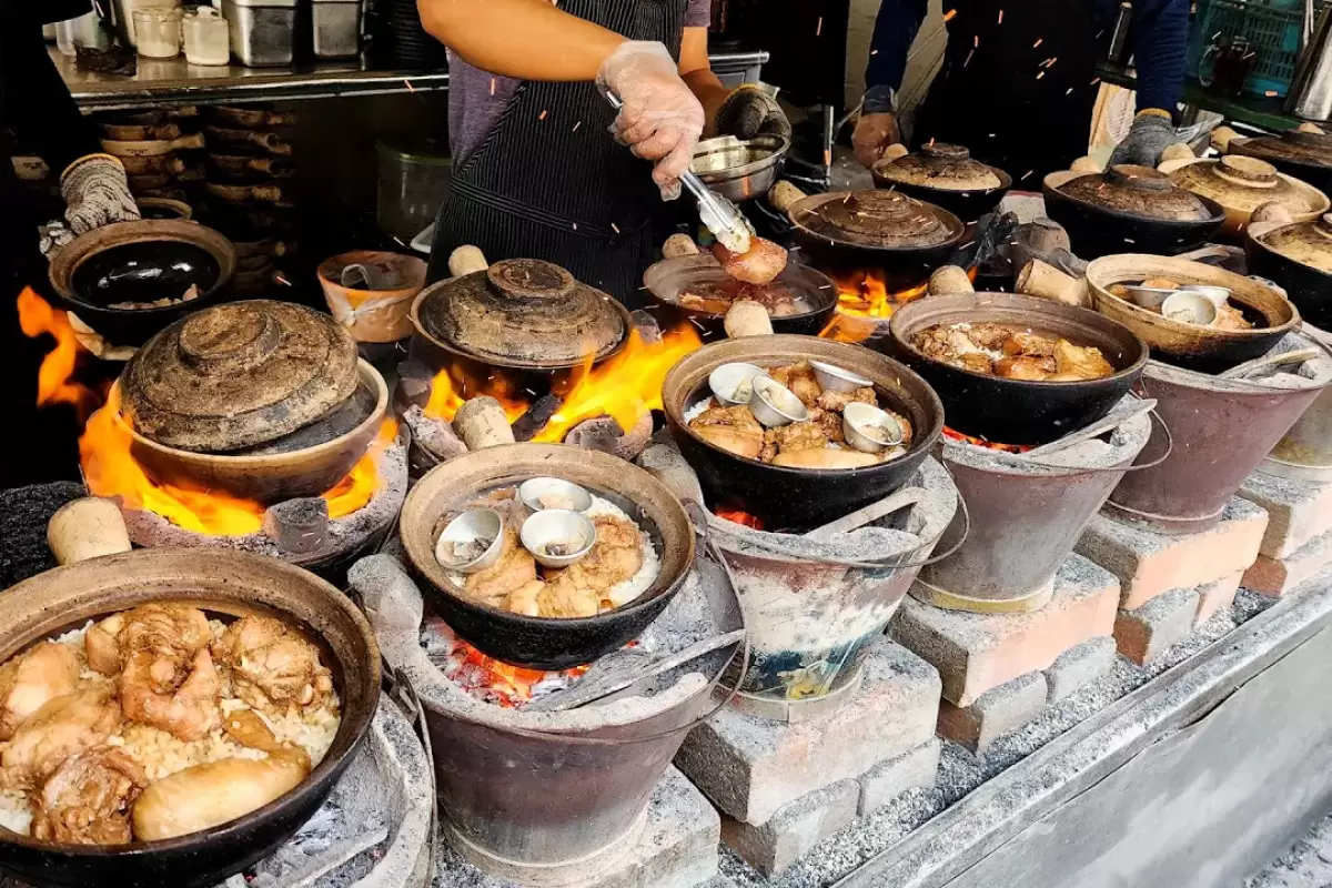 ببینید؛ غذای خیابانی در کره؛ پخت پلو مرغ در دیگ سفالی در سئول