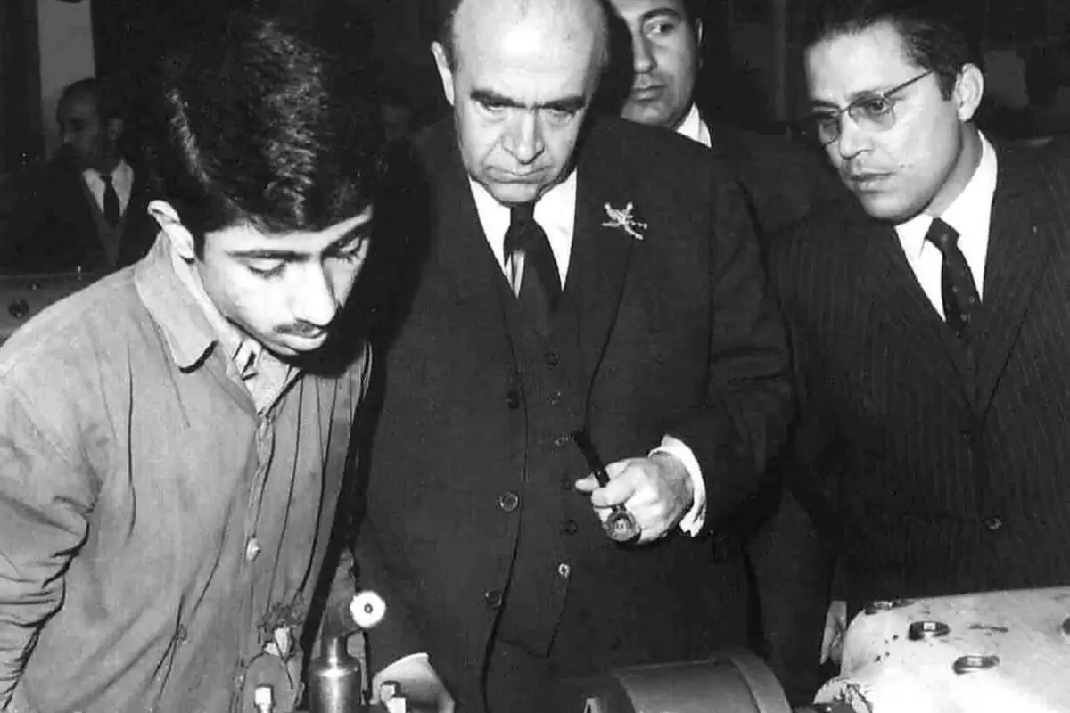 عکس؛ سفر در تاریخ؛ «بازدید هویدا از یک نیروگا‌ه هسته‌ای در کانادا»؛ سال 47