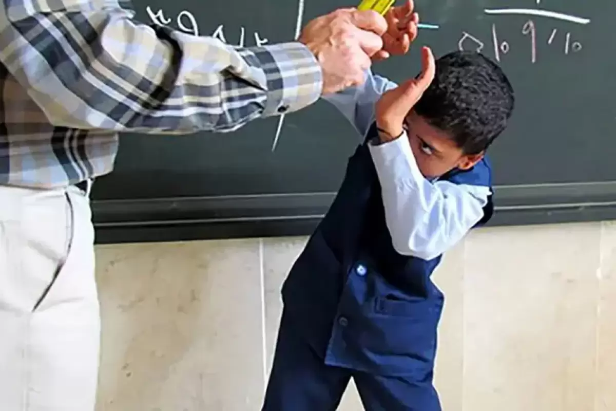 تنبیه بدنی وحشتناک دانش‌آموزان سنندجی توسط معلم به علت گم شدن شارژر موبایل؛ یک دانش‌آموز در بیمارستان بستری شد