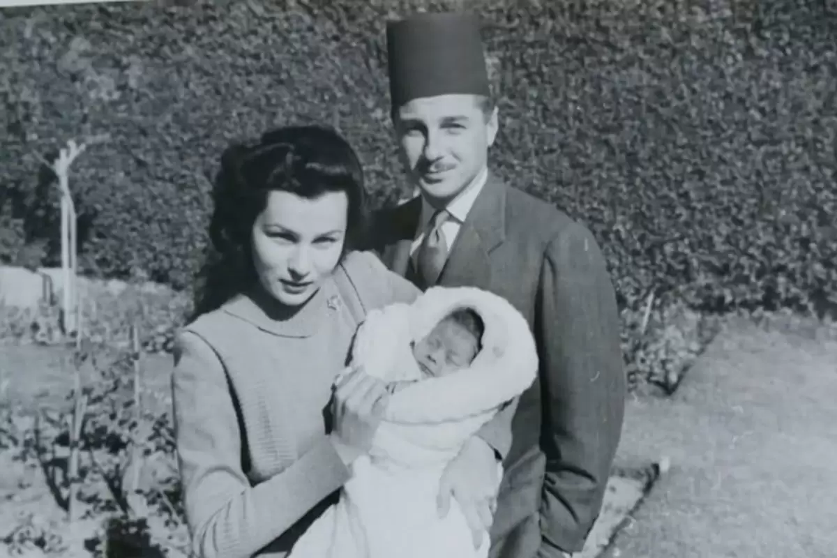 عکس؛ سفر در زمان؛ «فوزیه» در کنار سه فرزندش شهناز، نادیا و حسین»؛ دهه 20 و 30
