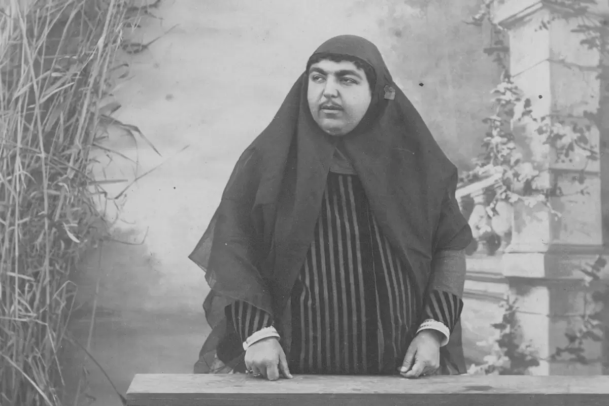 عکس؛ سفر در زمان؛ «ژست هنری دختر ناصرالدین شاه با انار پاییزی»؛ سال 1260