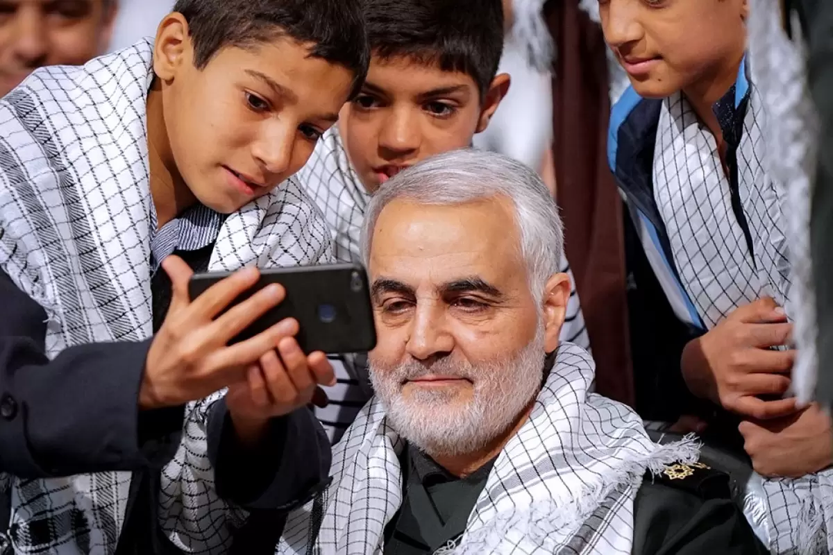 عکس؛ سفر به تاریخ؛ «حاج‌قاسم سلیمانی» با لباس احرام در سفر حج؛ دهۀ 1370