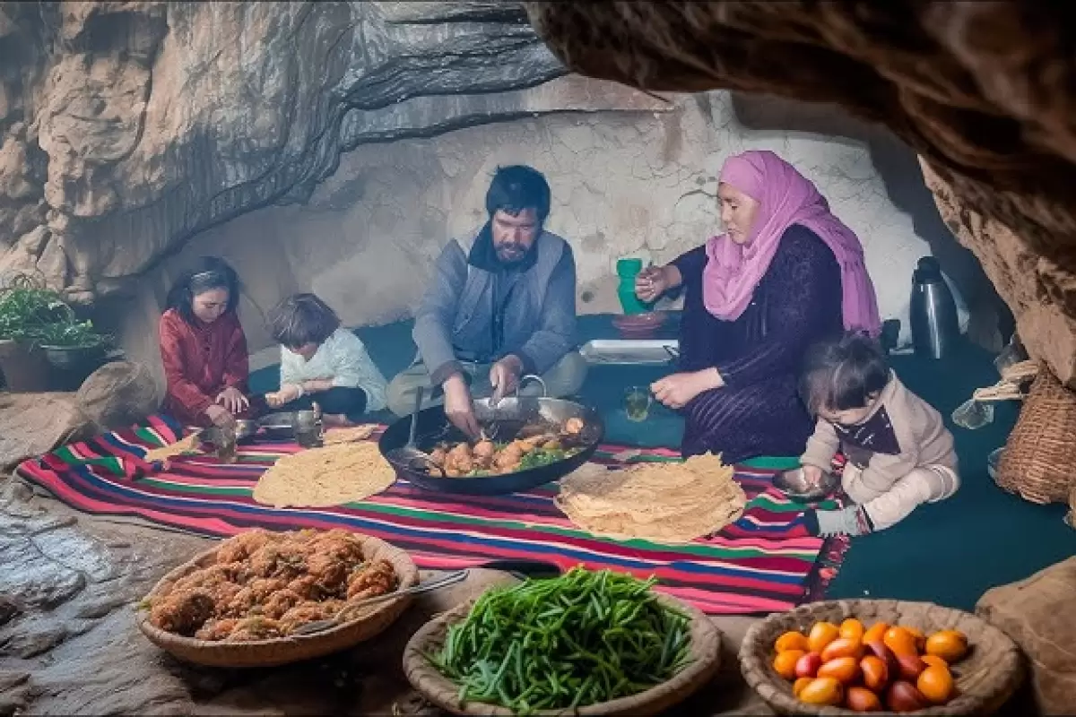 ببینید؛ غذای روستایی در افغانستان؛ پخت نان محلی و کوفته با مرغ در غار